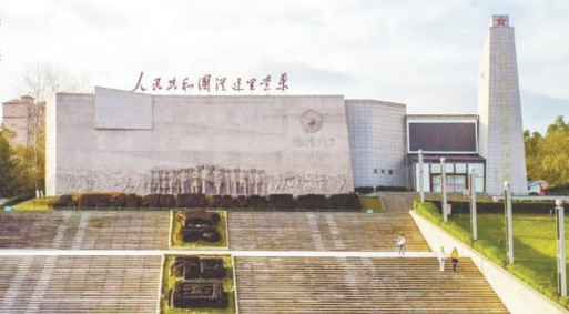 江西瑞金,叶坪革命旧址群,一座黛瓦灰墙的祠堂式建筑静静伫立。1931年11月,中华苏维埃第一次全国代表大会在这里召开,中华苏维埃共和国临时中央政府在这里成立。这是中国历史上第一个全国性的工农民主政权,它的成立谱写了中国共产党领导的革命根据地建设和红色政权建设的新篇章。