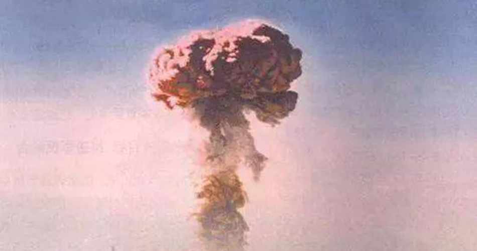 在一穷二白的基础上起步,新中国仅用了10年左右的时间就创造了原子弹爆炸、导弹飞行和人造卫星上天的奇迹,取得了“两弹一星”事业的辉煌成就。与此同时,也孕育出了热爱祖国、无私奉献,自力更生、艰苦奋斗,大力协同、勇于登攀的“两弹一星”精神。