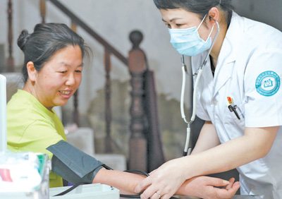 近年来,随着慢性病人数迅速增加,长期用药处方的需求日益增长。几年前,根据有关政策安排,浙江、广东、北京、上海等地开始探索慢性病患者长期处方政策,受到患者的普遍欢迎。