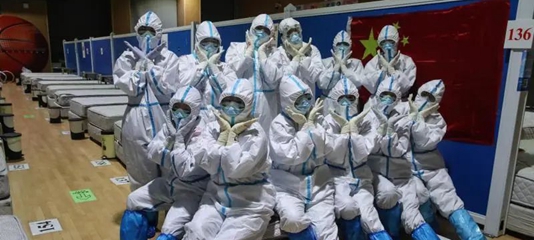 同严重疫情的殊死较量中,中国人民和中华民族以敢于斗争、敢于胜利的大无畏气概,铸就了生命至上、举国同心、舍生忘死、尊重科学、命运与共的伟大抗疫精神。